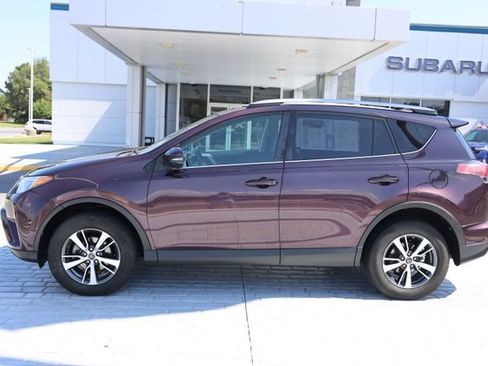 Used 2018 Toyota RAV4 XLE AWD/4WD image 2