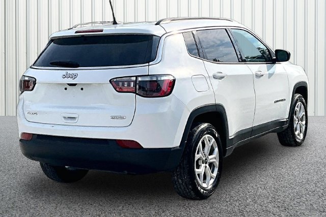 Used 2025 Jeep Compass Latitude w/ Sun & Sound Group AWD/4WD image 10