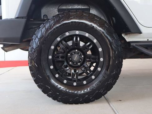 Used 2018 Jeep Wrangler Unlimited Sport w/ Connectivity Group AWD/4WD image 13