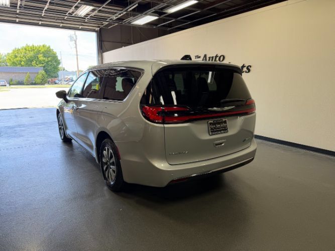 Used 2024 Chrysler Pacifica Limited FWD image 3