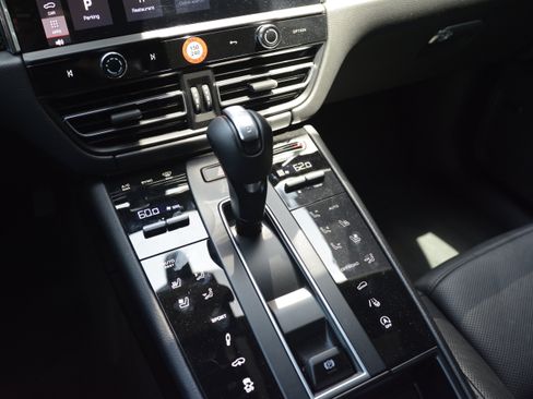 Certified 2026 Porsche Macan AWD/4WD image 24