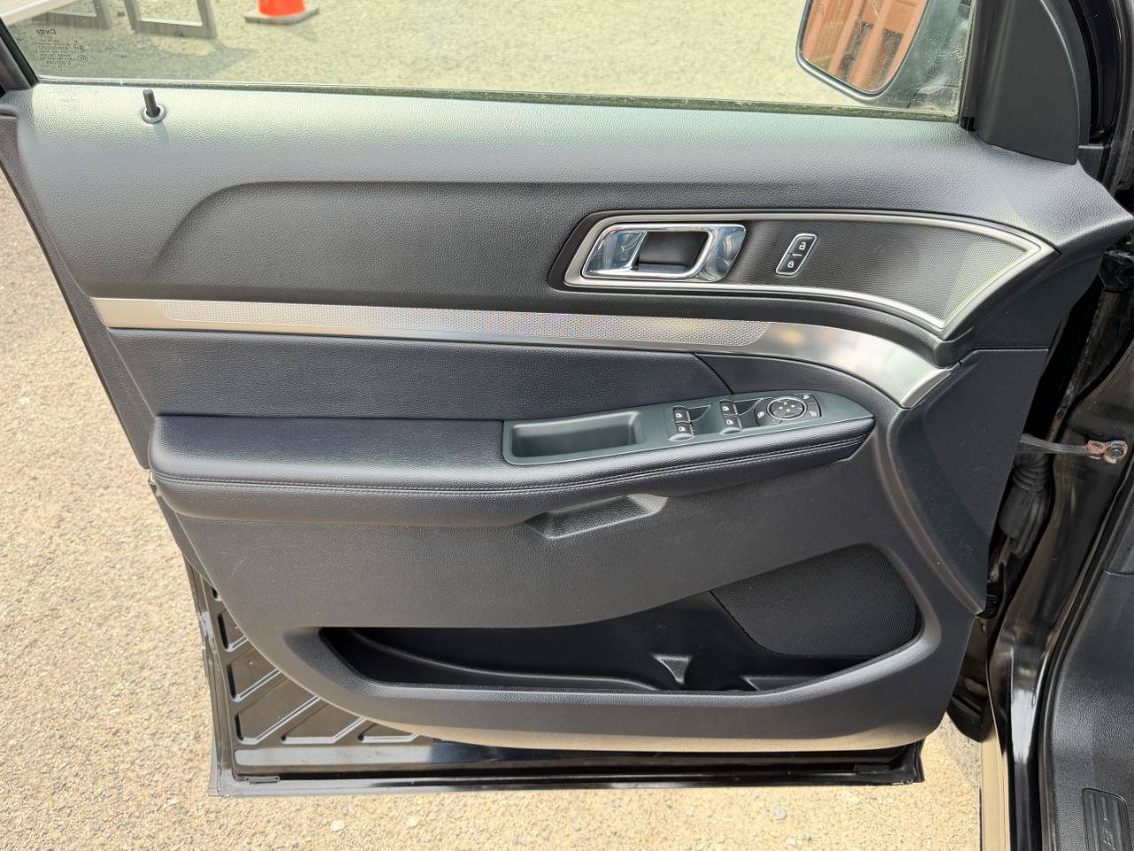 Used 2018 Ford Explorer XLT w/ Equipment Group 202A AWD/4WD image 16