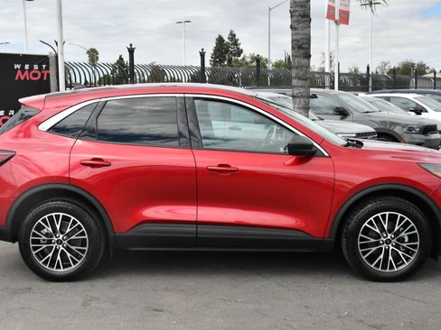 Used 2023 Ford Escape Active w/ Tech Pack #1 AWD/4WD image 9