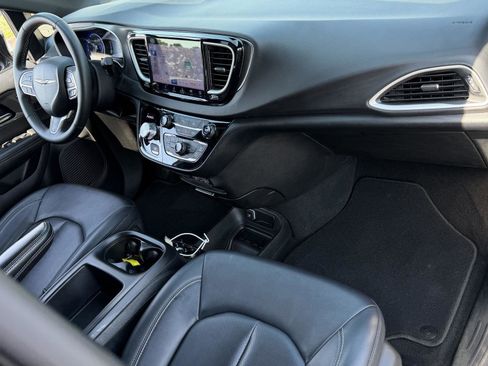 Used 2025 Chrysler Pacifica Select image 21