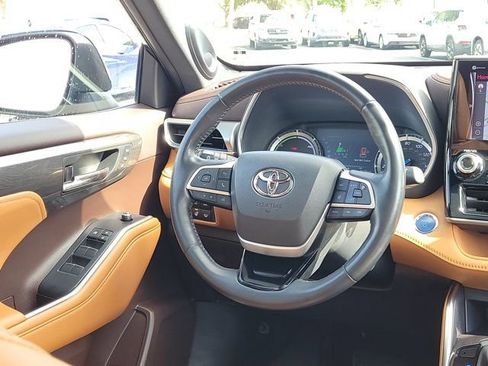 Used 2022 Toyota Highlander Platinum FWD image 3