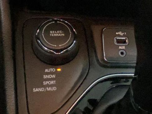 Used 2020 Jeep Cherokee Latitude Plus AWD/4WD image 21