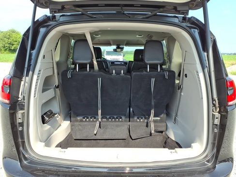 Used 2024 Chrysler Pacifica Touring-L FWD image 17