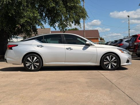 Used 2022 Nissan Altima 2.5 SV FWD image 2