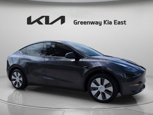 Used 2024 Tesla Model Y 2WD image 3