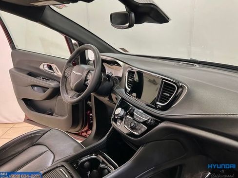 Used 2023 Chrysler Pacifica Limited w/ Uconnect Theater Family Group FWD image 32