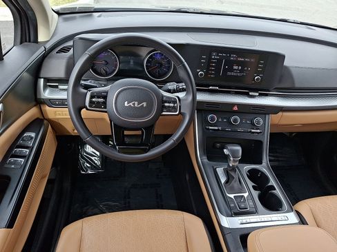Used 2024 Kia Carnival LX image 11
