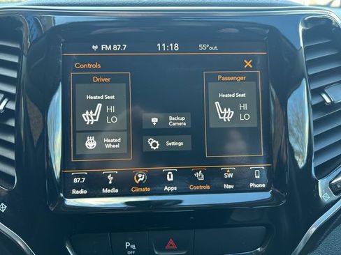 Used 2019 Jeep Cherokee Limited image 18