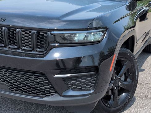Used 2023 Jeep Grand Cherokee Altitude AWD/4WD image 11