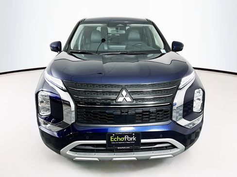 Used 2023 Mitsubishi Outlander SE image 2