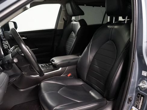 Used 2022 Toyota Highlander XLE FWD image 26
