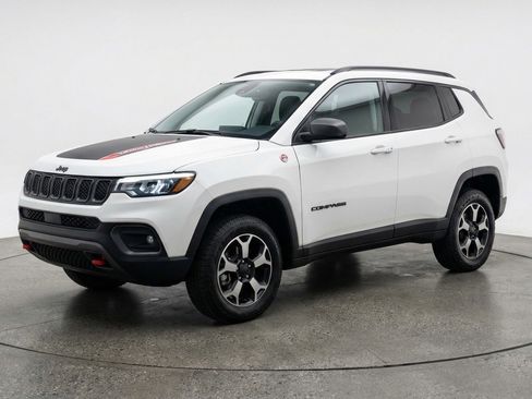 Used 2025 Jeep Compass Trailhawk image 3