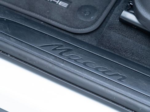 Certified 2025 Porsche Macan image 14