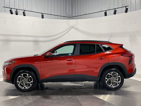 Used 2024 Chevrolet Trax LT FWD image 17