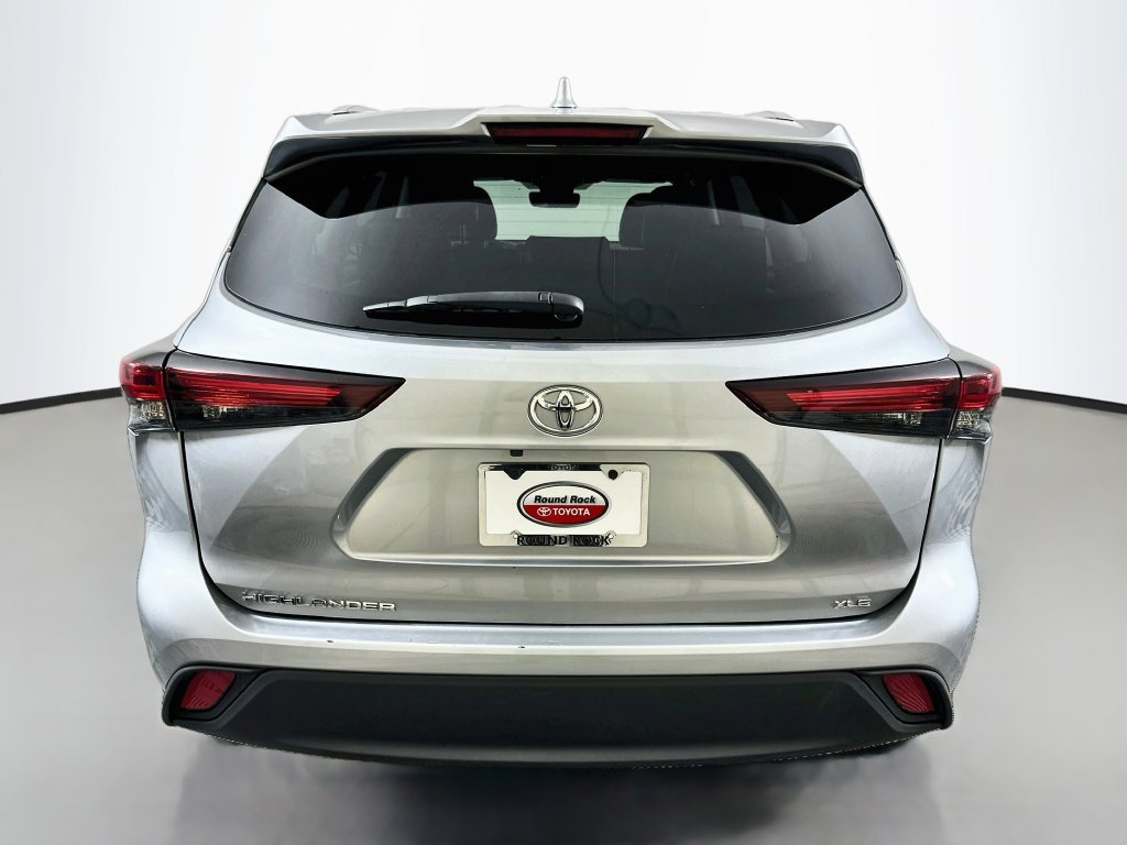 Certified 2025 Toyota Highlander XLE FWD image 6