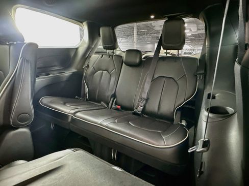 Used 2025 Chrysler Pacifica Premium FWD image 29