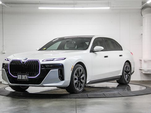 Used 2025 BMW i7 xDrive60 image 3