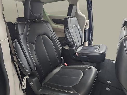 Used 2024 Chrysler Pacifica Touring-L image 18