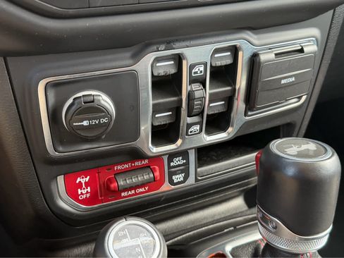 Used 2021 Jeep Wrangler Unlimited Rubicon AWD/4WD image 36