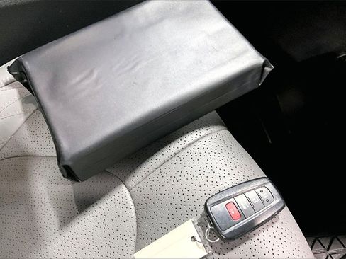 Used 2020 Toyota Avalon Limited image 32