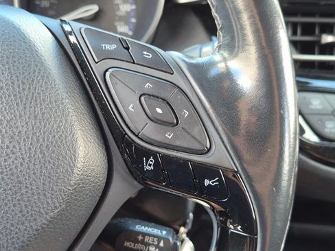 Used 2018 Toyota C-HR XLE FWD image 5