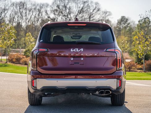 Used 2023 Kia Telluride EX w/ EX Captain's Chair Package image 6