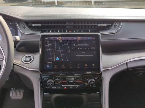 Used 2024 Jeep Grand Cherokee Limited image 17