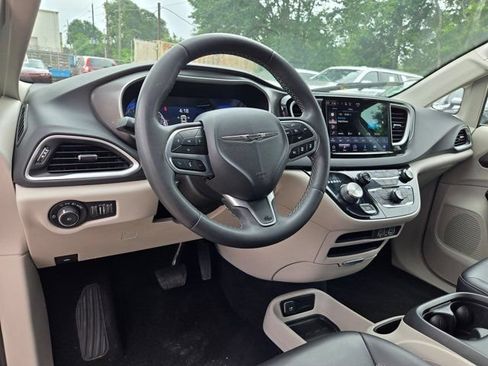 Used 2023 Chrysler Pacifica Touring-L FWD image 15
