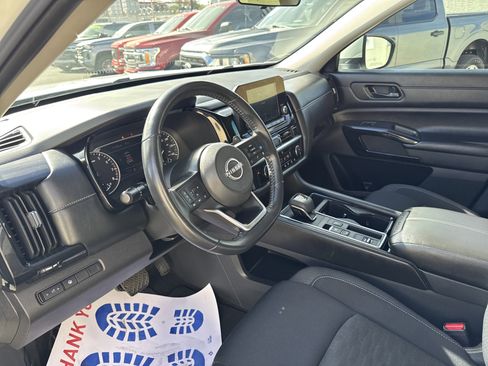 Used 2024 Nissan Pathfinder SV image 19