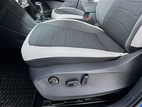 Used 2025 Volkswagen Taos SE image 20