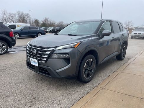 Used 2025 Nissan Rogue SV AWD/4WD image 2