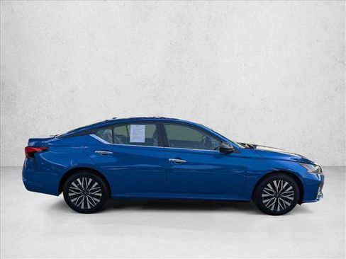 Used 2025 Nissan Altima 2.5 SV FWD image 4