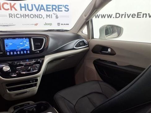 Used 2017 Chrysler Pacifica Touring-L Plus w/ Tire & Wheel Group FWD image 14