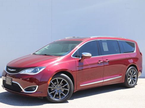 Used 2020 Chrysler Pacifica Limited FWD image 9