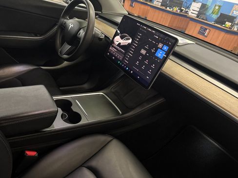 Used 2022 Tesla Model Y Long Range image 16