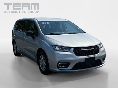 Used 2024 Chrysler Pacifica Touring-L FWD image 1