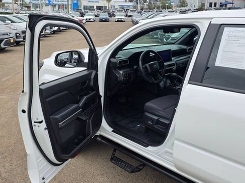 Used 2025 Toyota Tacoma SR5 AWD/4WD image 34