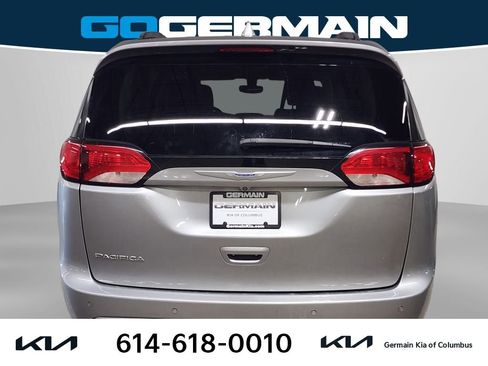 Used 2018 Chrysler Pacifica Touring-L image 16