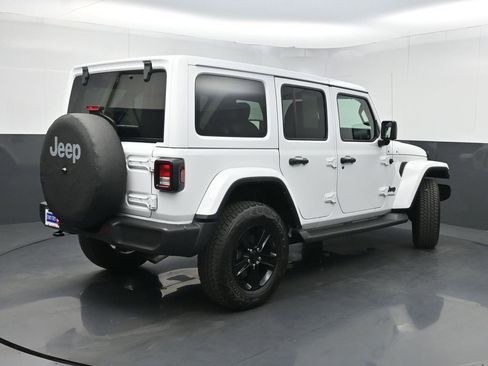 Used 2022 Jeep Wrangler Unlimited Sahara AWD/4WD image 24