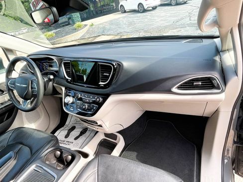 Used 2022 Chrysler Pacifica Touring-L FWD image 9
