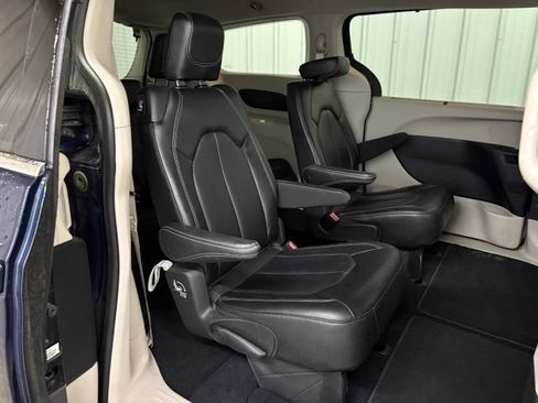Used 2023 Chrysler Pacifica Touring-L FWD image 12