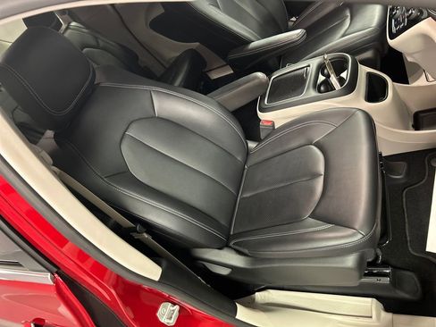 Used 2024 Chrysler Pacifica Touring-L image 26