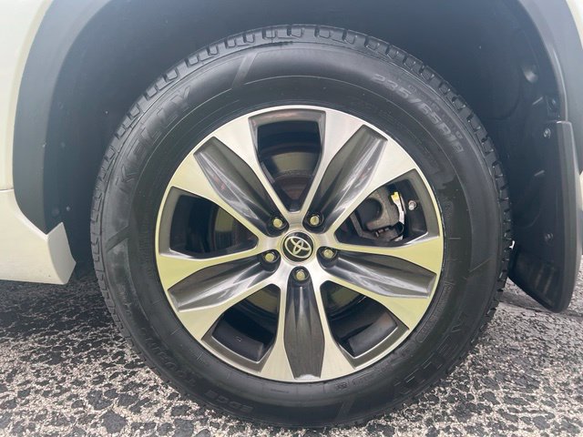 Used 2023 Toyota Highlander XLE FWD image 28