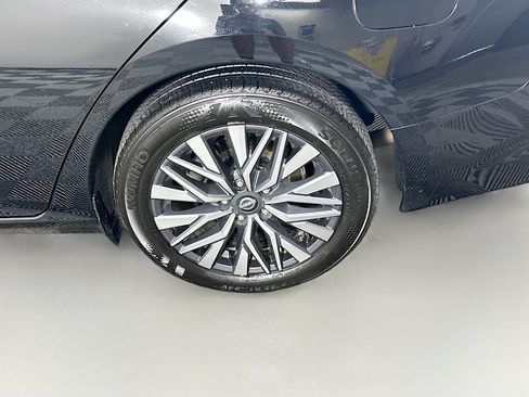 Used 2025 Nissan Altima 2.5 SV FWD image 11
