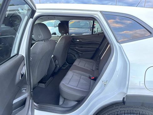 Used 2025 Chevrolet Trax LS w/ LS Convenience Package FWD image 21