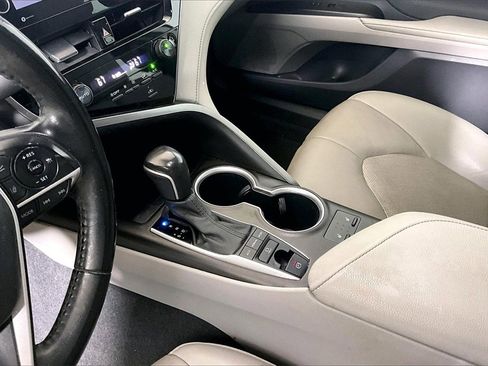 Used 2021 Toyota Camry XLE image 13